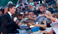 Eddie Redmayne rozchwytywany w Wenecji. Nawet, gdy nie nosi sukienki, jak 'Dziewczyna z portretu'