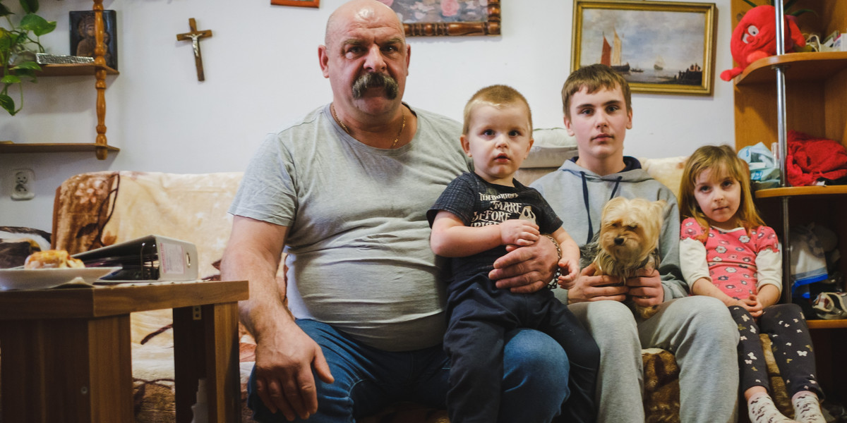 Grzegorz Gęsikowski (50 l.) z dnia na dzień musiał zaopiekować się czwórką wnucząt. 