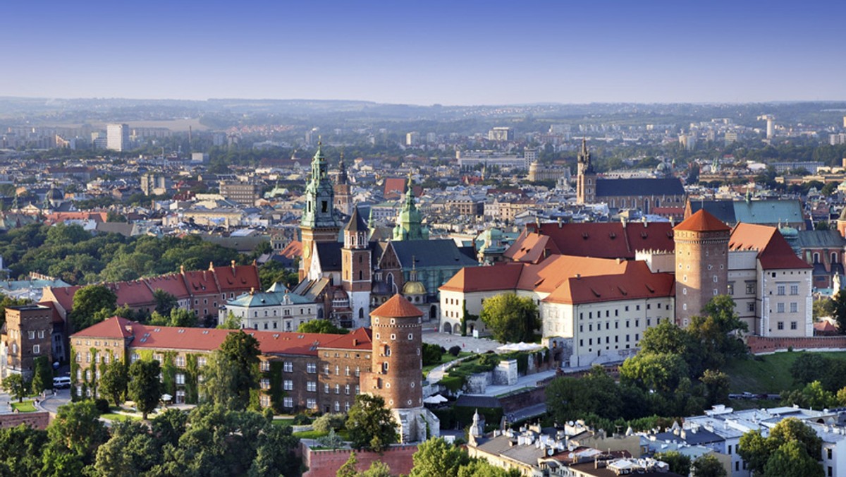 Od godz. 7 w niedzielę krakowianie głosują w referendum w sprawie igrzysk, w którym odpowiedzą na cztery pytania, m.in. dotyczące organizacji w mieście Zimowych Igrzysk Olimpijskich w 2022 r. Głosowanie, które odbywa się równolegle z wyborami do Parlamentu Europejskiego, zakończy się o godz. 21.