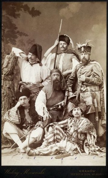 Grupa mężczyzn w strojach historycznych inspirowanych powieścią "Ogniem i mieczem". Kraków, 1884 rok (fot. Walery Rzewuski, domena publiczna).