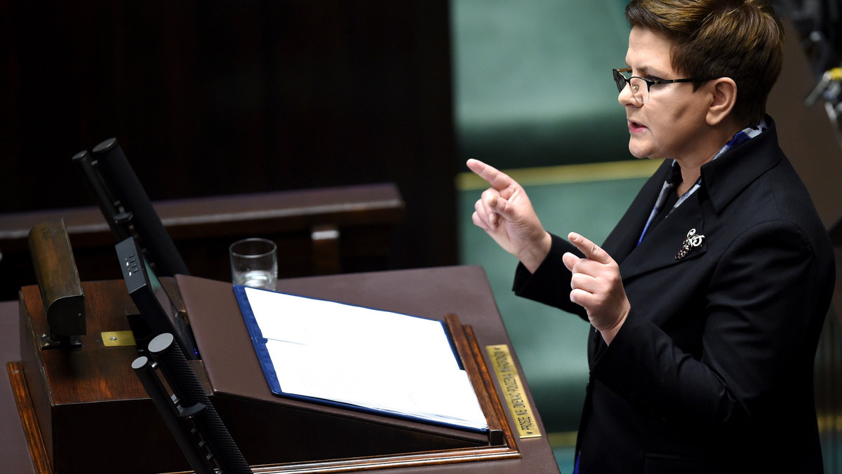 Polacy pozytywnie oceniają wybór Beaty Szydło na premiera (49 proc. badanych w sondażu Ariadna). Podczas dzisiejszego expose premier powtórzyła obietnice z kampanii, dając gwarancję ich realizacji. Brak było konkretów, informacji o nowych źródłach ich finansowania. Expose było swoistym zakładem ze społeczeństwem. Jeśli ku zaskoczeniu krytyków Beata Szydło wprowadzi w czyn owe obietnice w ciągu stu dni, będzie rządzić przez całą kadencję. Jeśli nie, będzie "zderzakiem" prezesa Jarosława Kaczyńskiego, służącym rozliczeniu się z postulatów kampanii.