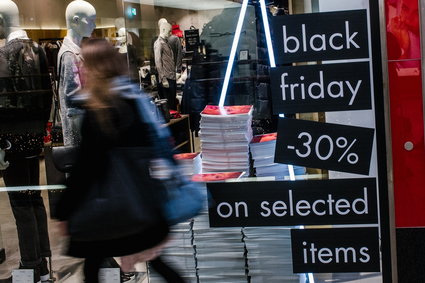 Sprzedawcy pracujący w Black Friday radzą, jak przygotować się do tegorocznych zakupów