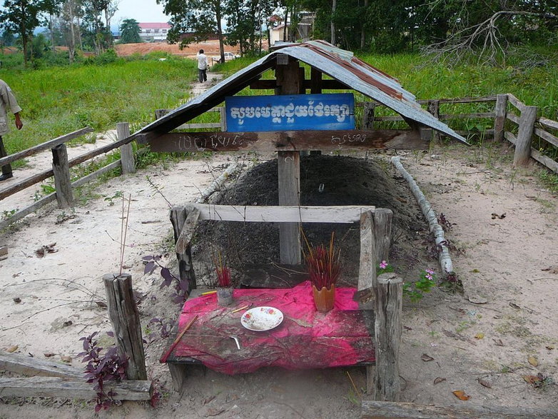 Grób Pol Pota w Anlong Veng (fot. Bokkiem, domena publiczna)