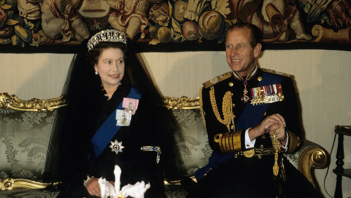 Ona sztywna i wyniosła, on wiecznie w jej cieniu, niemal niewidoczny. Tak powierzchownie można opisać brytyjską parę królewską. Ale Elżbieta II i Filip mają za sobą długą i ciekawą historię, którą warto lepiej poznać z okazji tegorocznego Diamentowego Jubileuszu - 60 lat panowania królowej.