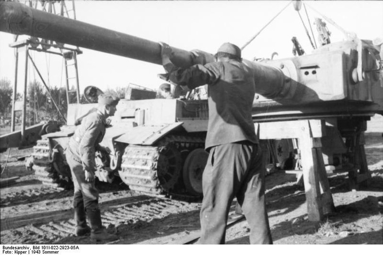 Montaż czołgu Tygrys Fot. Bundesarchiv, Bild 101I-022-2923-05A / Kipper / CC-BY-SA 3.0