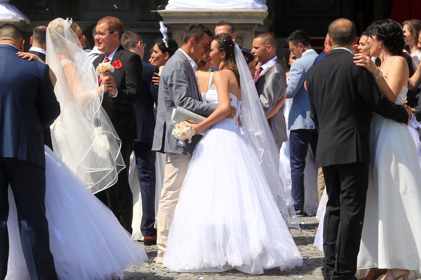 Prvi ples je odigran uz SARS-ovu pesmu "Lutka", najpopularniju numeru na svim venčanjima