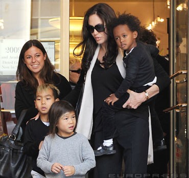 26219_angelina-jolie-maddox-pax-zahara-sl-d000175492c22ca98953c