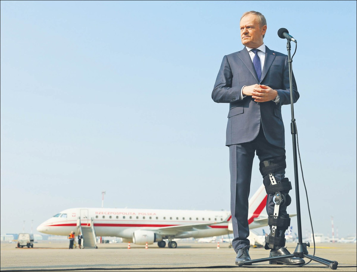 Donald Tusk na lotnisku Okęcie przed wylotem do Turcji