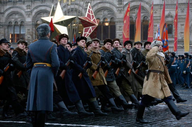 Historyczna parada w Moskwie. Rosjanie świętują 73. rocznicę bitwy o Moskwę