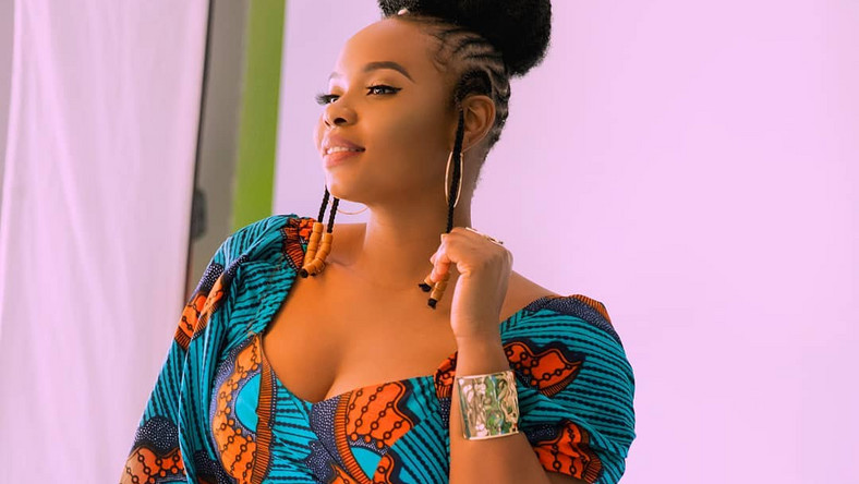 Yemi Alade is reminiscing about the time her mother sacrificed her economy class ticket so she could pay her school fees. [Instagram/YemiAlade]