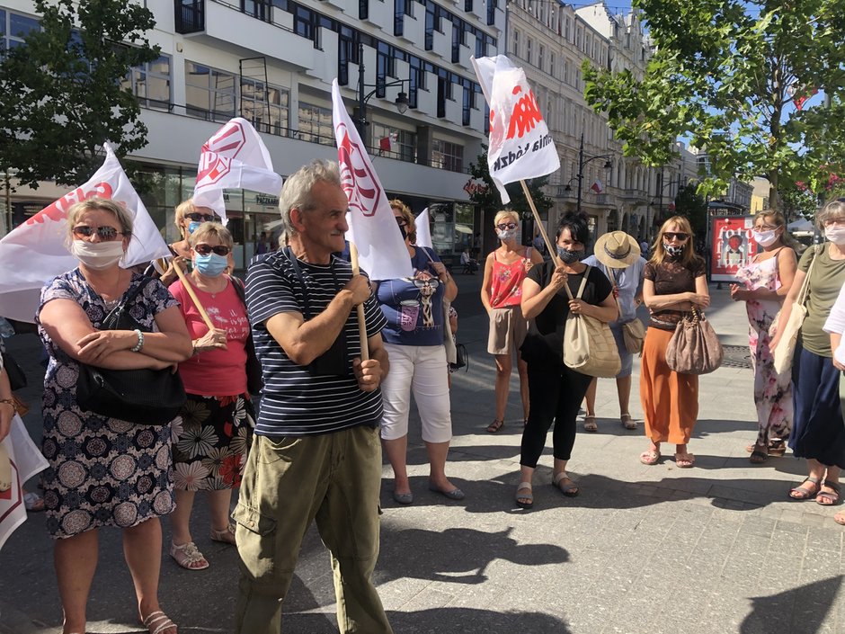 Miasto Łódź wypowiedziało układ zbiorowy - niepedagogiczni pracownicy oświaty boją się obniżek wynagrodzeń - pikieta