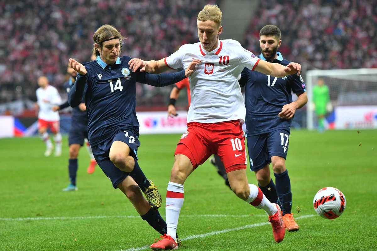 Zawodnik piłkarskiej reprezentacji Polski Adam Buksa (C) i Filippo Fabbri (L) z San Marino podczas meczu eliminacyjnego do mistrzostw świata 2022