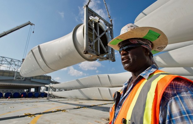 Ruben Powell, kierownik Gulf Stream Marine, kieruje rozładunkiem łopat turbin wiatrowych produkowanych przez REPOWER Systems AG ze statku Gwiazda Java w porcie w Corpus Christi.