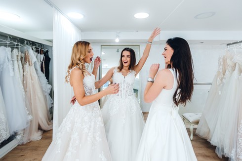 Hochzeitskleider anprobieren.