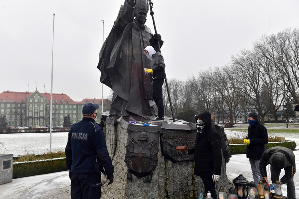 Pomnik Jana Pawła II w Szczecinie oblany farbą