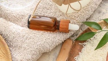 wlej dwie łyżki i postaw na szafce w łazience. piękny zapach rozniesie się po całym pomieszczeniu domowy sposób na zapach w łazience