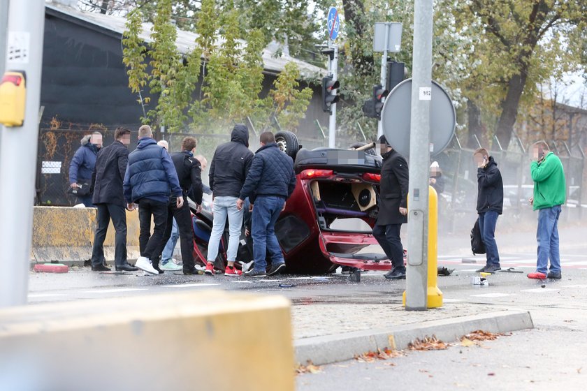 Wypadek w Warszawie. Seicento zderzyło się z bmw. Ranny kierowca