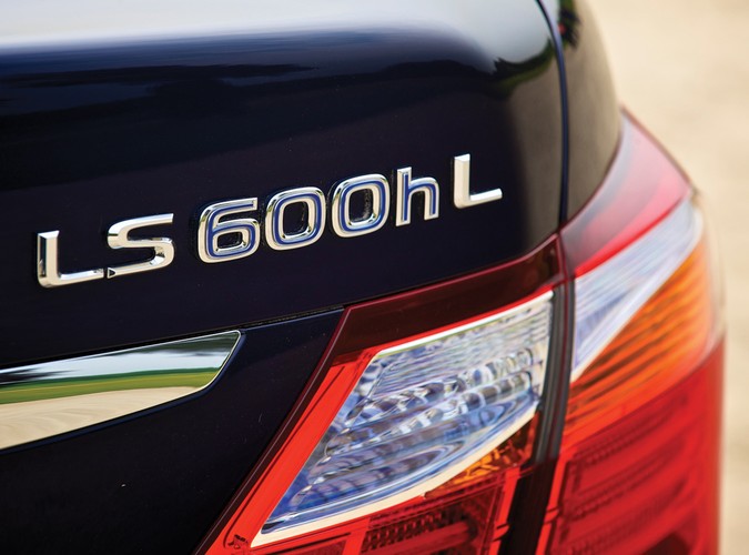 Specjalnie przygotowana 'otwarta' wersja Lexusa LS 600h L będzie oficjalnym królewskim pojazdem nowożeńców podczas ceremonii zaślubin jego wysokości księcia Monako Alberta II z panną Charlene Wittstock, która odbędzie się w sobotę, 2 lipca 2011 r.