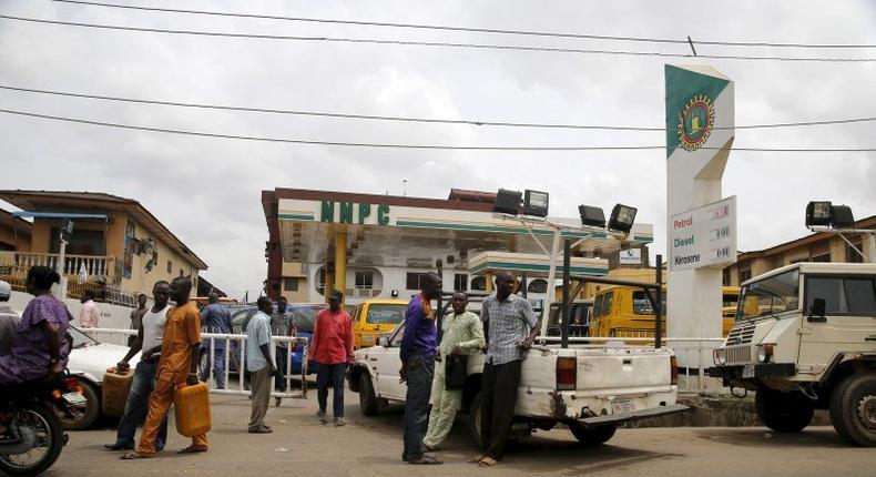 People queue with their vehicles to buy fuel in front of a fuel station at Agege district in Lagos, Nigeria April 5, 2016. To match NIGERIA-OIL/ REUTERS/Akintunde Akinleye