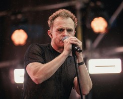 Mocne słowa Piotra Roguckiego podczas trasy 'Światło i MRock'. Rządzących nazwał 'debilami'