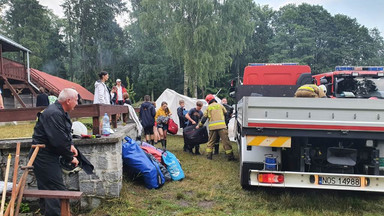 Strażacy ewakuowali 52 obozy harcerskie. Drzewa spadały na namioty, dwie harcerki w szpitalu
