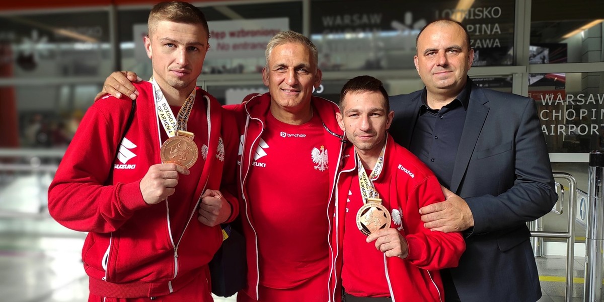 Polska ekipa wróciła z mistrzostw Europy z brązowymi medalami. Od lewej: Tomasz Niedźwiecki, trener Wojciech Bartnik Jakub Słomiński i Maciej Demel, wiceprezes PZB