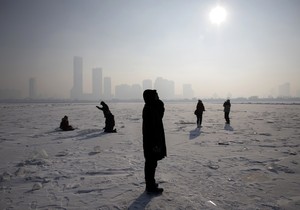 Zamrznuta reka Songhua u Harbinu, Kina, 2. januara 2025.