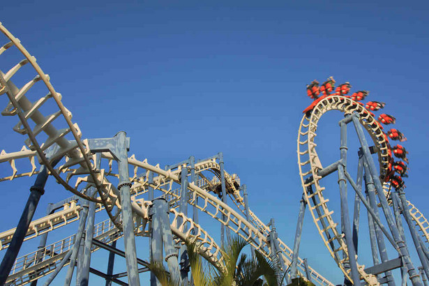 Kolejka górska roller coaster w parku rozrywki w Tel Avivie.