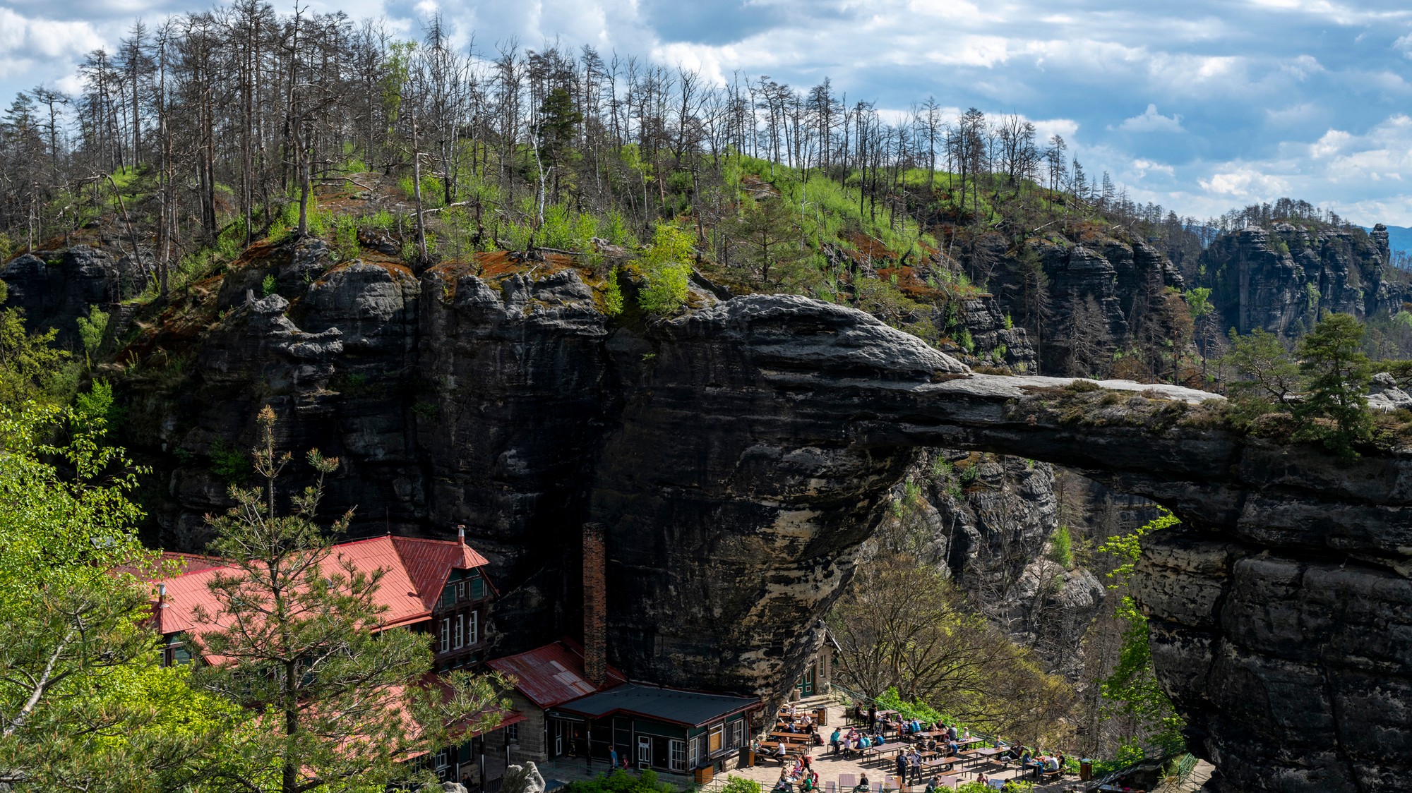 Pravčická brána, ktorá je zapísaná ako česká národná pamiatka, sa stala ikonou regiónu a jedným z najnavštevovanejších miest milovníkov prírody.