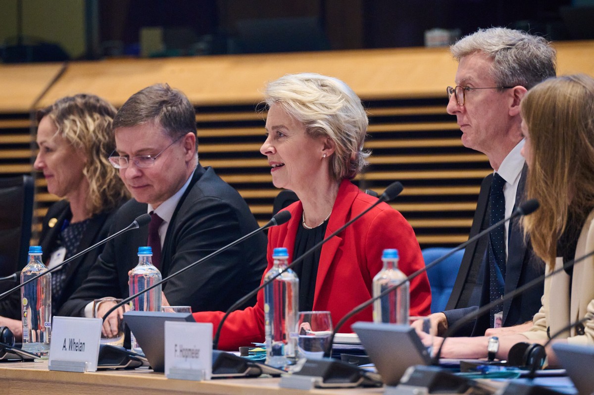 From left: European Commission Vice President for Economic Affairs and Trade Commissioner Valdis Dombrovskis and European Commission President Ursula von der Leyen