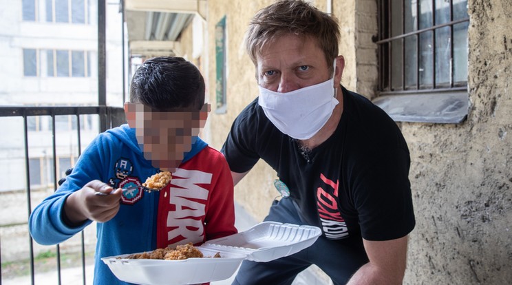 Szabó Győző érzi, hogy a nélkülözőknek mekkora segítség, hogy meleg ételt kapnak /Fotó: Zsolnai Péter