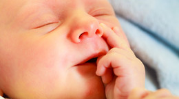 Skąd się biorą białe dziąsła u niemowlaka? Dentystka wyjaśnia