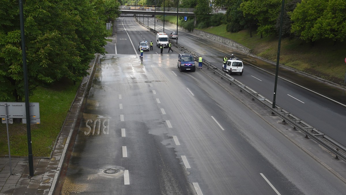 WARSZAWA TRASA ŁAZIENKOWSKA AWARIA WODOCIĄGÓW (awaria wodociągów na Trasie Łazienkowskiej)