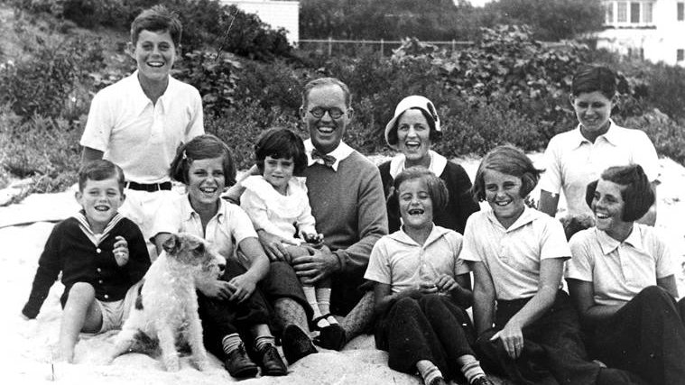 Rodzina Kennedych w Hyannis Port (Kennedy Compound), stan Massachusetts (4 września 1931 r.). Siedzą od lewej: Bobby, John, Eunice, Jean (na kolanach) Joe Sr., Rose (za) Pat, Kick, Joe Jr. (za) Rosemary. Teda nie było jeszcze na świecie. Pies na pierwszym planie to „Buddy”