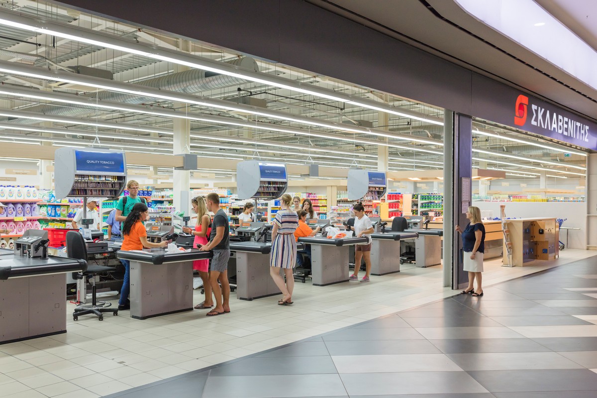 Fala zwolnień w handlu trwa. Tysiące osób straci pracę w 2026 r.