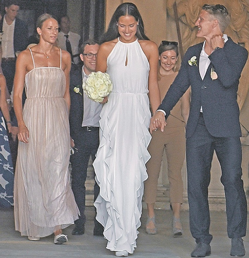 Kuma Miroslava Najdanovski i mladenci Ana Ivanović i Bastijan Švajnštajger na venčanju