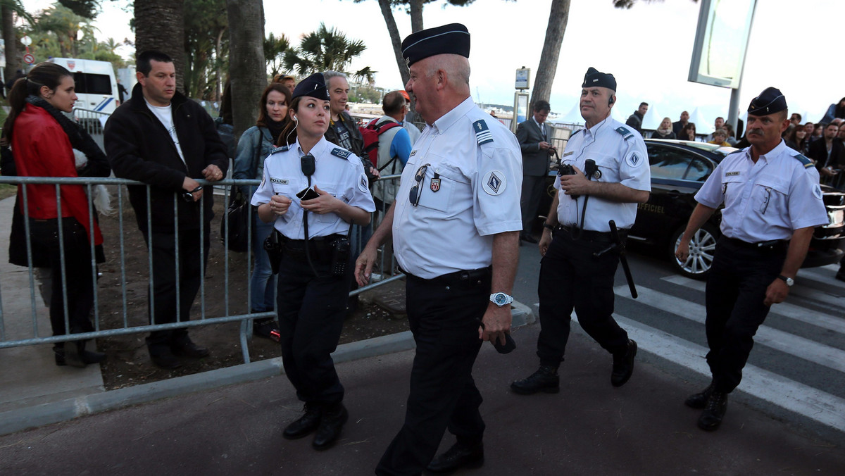 Mężczyzna z granatem i pistoletem wywołał wieczorem panikę w Cannes, gdy dwukrotnie wystrzelił w pobliżu studia emitowanego na żywo programu "Grand Journal" tv Canal +. Nikt nie ucierpiał. Mężczyznę zatrzymano.