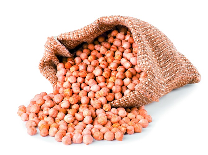 129929_stockphotodrychickpeasinsackisolatedonwhitebackgroundchickpeasinburlapbagonwhitebackground516260239
