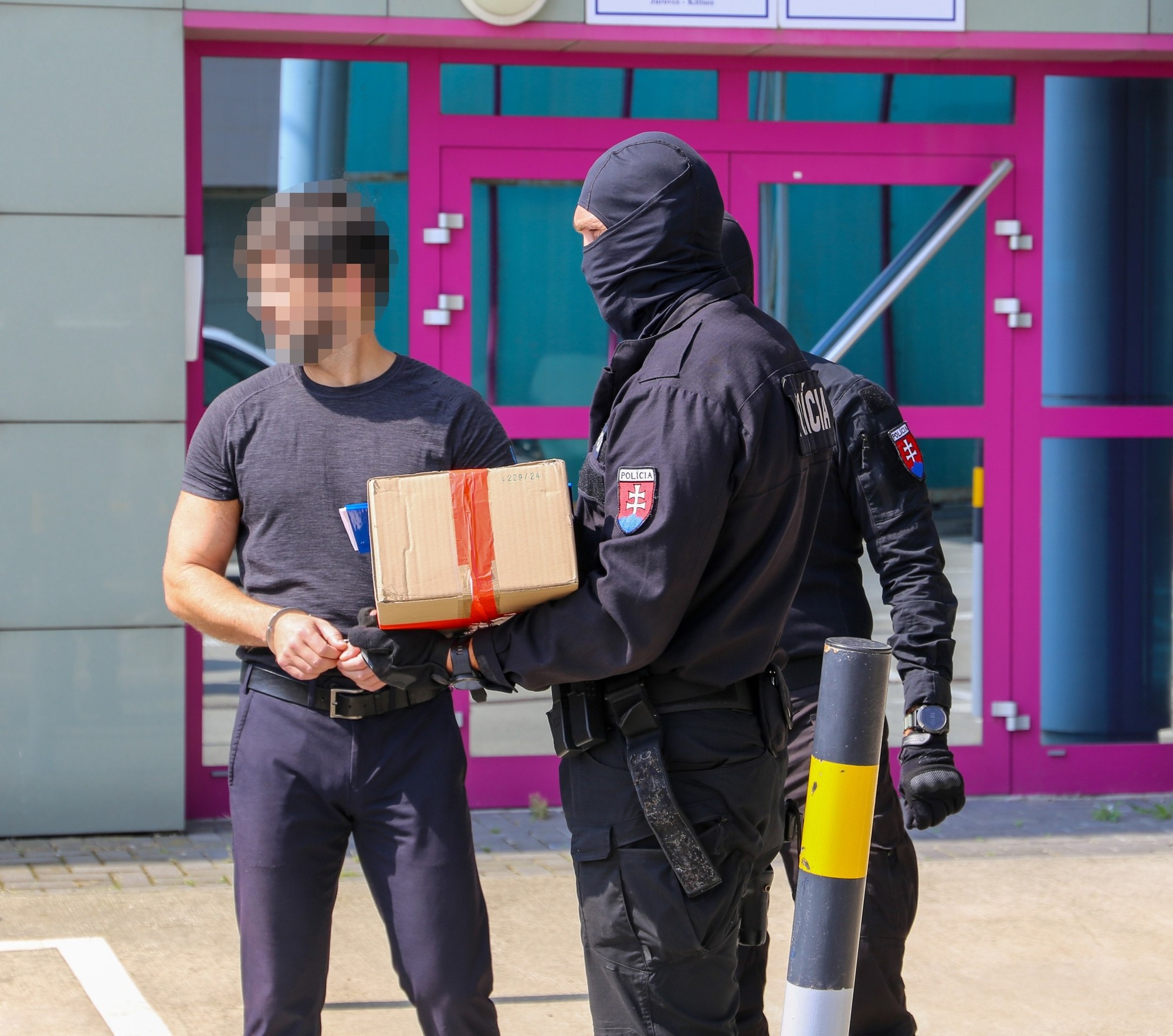Slovenská polícia si prevzala na hranici Jarovce - Kittsee obvineného muža.