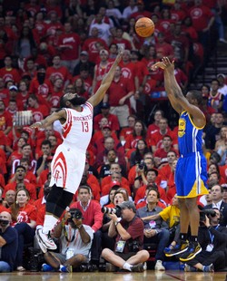 Liga NBA: 45 punktów Hardena utrzymało Rockets w walce o finał