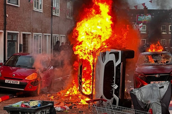 Neredi u Belfastu posle napada nožem: Zapaljene kuće, automo