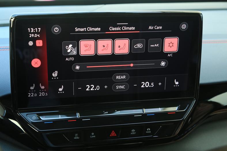ID.5 GTX ma przeniesiony z innych modeli Volkswagena niewygodny gładzik do ustawiania głośności i temperatury. Na szczęście głośność multimediów możemy jeszcze zmieniać przyciskami na kierownicy, a temperaturę na dotykowym ekranie (pola ze znaczkami z plusem i minusem).