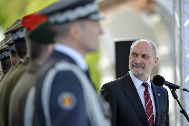 Obchody Dnia Flagi RP oraz Dnia Polonii i Polaków za Granicą - minister obrony narodowej Antoni Macierewicz, PAP/Marcin Obara