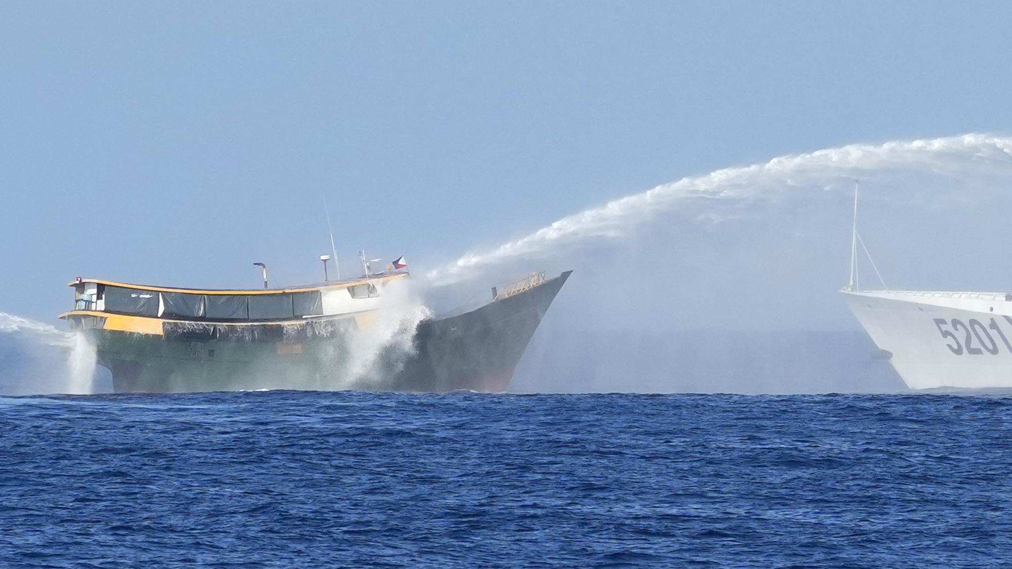 Filipínske zásobovacie plavidlo (vľavo) je zasiahnuté dvoma vodnými delami čínskej pobrežnej stráže, 5. marca 2024