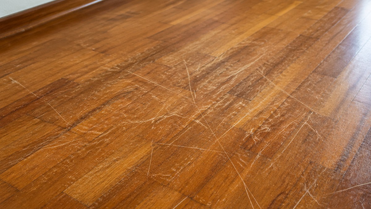 Tehnika od 3 minuta za obnovu izgrebanog parketa