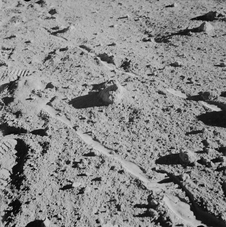 Zdjęcie skały Big Bertha na powierzchni Księżyca