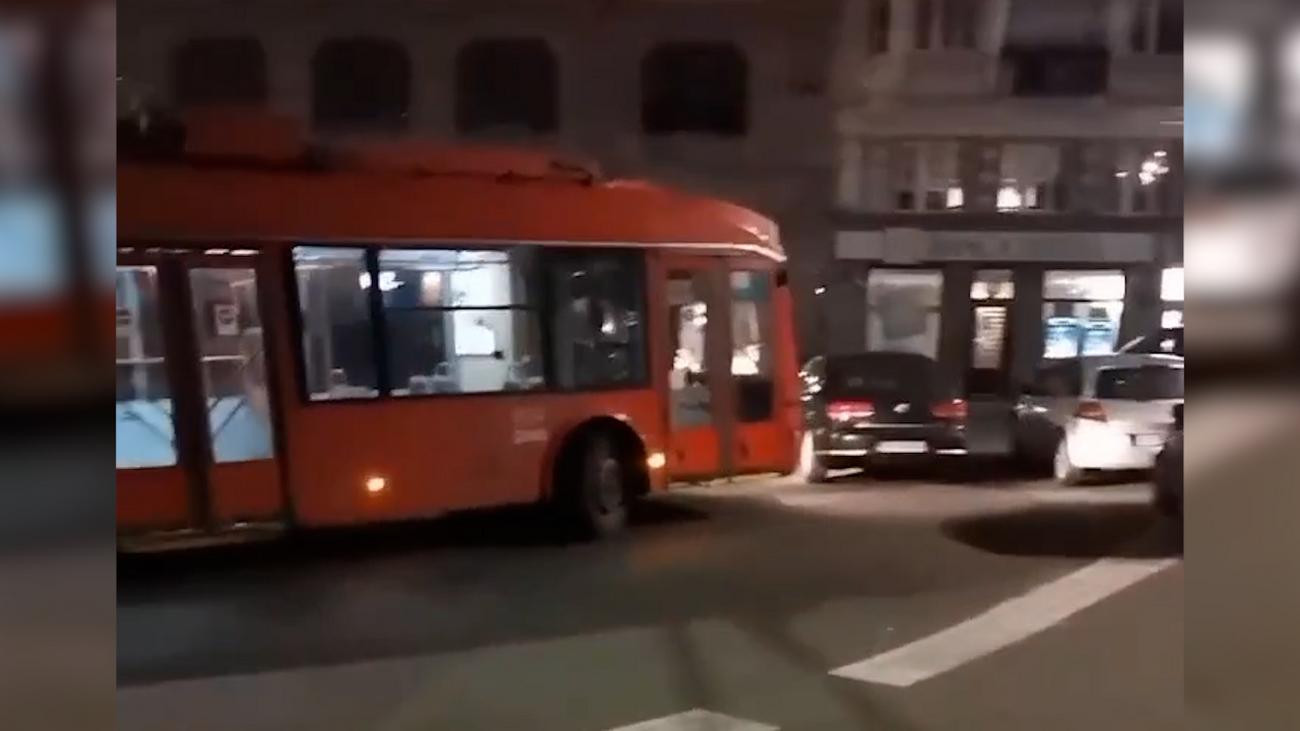 Schockierendes Verhalten von Fahrern in Belgrad vereitelt Trolle in Studentski DRG und wird dann wütend, als eine Spinne ankommt (VIDEO)