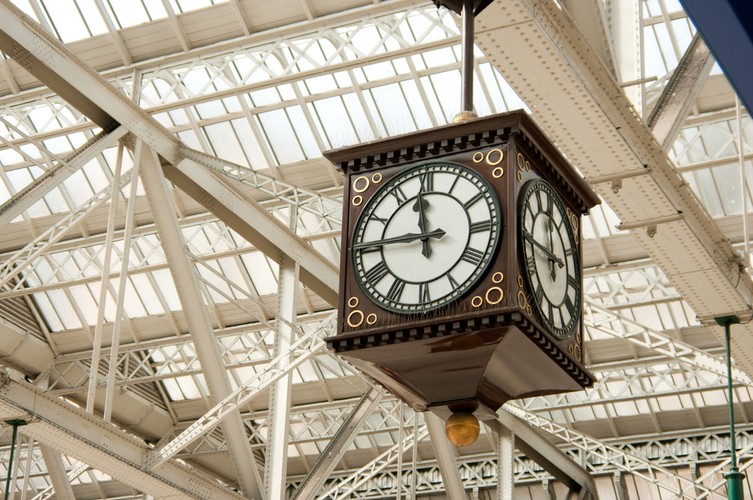 Transport: użytkownicy smartfonów będą powiadamiani w czasie rzeczywistym o ewentualnych opóźnieniach pociągów czy autobusów. W dowolnej chwili będą również mogli odebrać aktualne informacje o korkach.