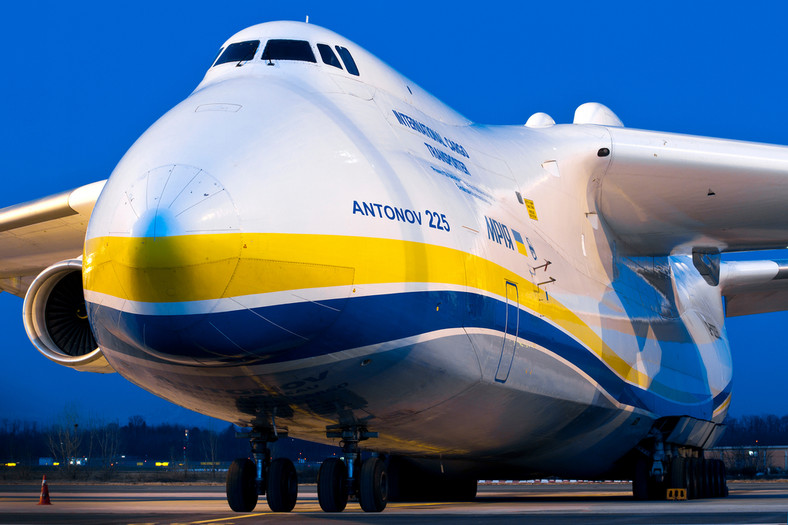 Antonov An-225 Mriya, którym przyleciał do Polski sprzęt medyczny z Chin