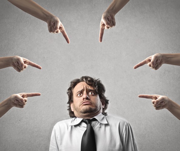 Sytuacja: Pracownik mówi lub robi coś, co uważamy za błędne lub mylące. Najprawdopodobniej wynika to z jego naiwności i braku wiedzy.  

Pracownik słyszy: „Powiedziałeś coś głupiego, więc zaraz cię obrażę”. <br><br>

Lepiej: To zdanie brzmi niedojrzale i nieprofesjonalnie. Lepiej powiedzieć „nie zgadzam się z tobą” i wytłumaczyć dlaczego. A jeśli pracownik zrobił coś niewłaściwego, trzeba poprosić go na bok i powiedzieć: „rozumiem, dlaczego mogłeś pomyśleć, że to najlepsze rozwiązanie. Następnym razem wolałbym, byś to zrobił w ten sposób”.